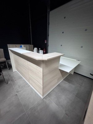 DESTOCKAGE - Bureau - Banque d'accueil longueur 220 cm , retour 200 cm finition acacia / blanc avec retour PMR