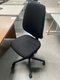 Siège de bureau structure noire et dossier et assise en tissu noir