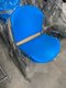 Chaise strucute chromée, assise bleu