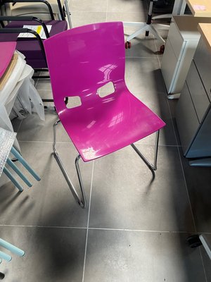 DESTOCKAGE - Chaise - Siège visiteur glossy, structure chromée avec piétement luge et coque fuchsia