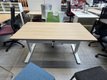 Bureau plan droit 140 x 80 cm réglable en hauteur avec une manivelle + goulotte + remontée de câbles plateau chêne et piétement blanc
