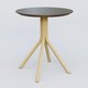 Table Basse Fashion Styl piètement 4 branches en métal et plateau bois. Plateau Chêne Moka et pietement Jaune Cuivre (RAL 1002).