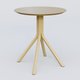 Table Basse Fashion Styl piètement 4 branches en métal et plateau bois. Plateau Chêne et pietement Jaune Cuivre (RAL 1002).