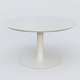 Table Basse Fashion Styl piètement colonne en métal et plateau bois. Plateau Blanc (RAL 9010) et pietement Blanc (RAL 9010).