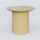 Table Basse Fashion Styl piètement colonne en métal D-26cm et plateau bois. Plateau Chêne et pietement Jaune Cuivre (RAL 1002).