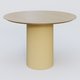 Table Basse Fashion Styl piètement colonne en métal D-26cm et plateau bois. Plateau Chêne et pietement Jaune Cuivre (RAL 1002).