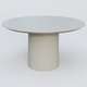 Table Basse Fashion Styl piètement colonne en métal D-26cm et plateau bois. Plateau Gris (RAL 7038) et pietement Gris (RAL 7038).