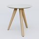 Table Basse Fashion Styl piètement 3 pieds en bois et plateau bois. Plateau Blanc (RAL 9010) et pietement Chêne.