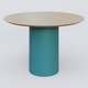 Table Basse Fashion Styl piètement colonne en métal D-26cm et plateau bois. Plateau Chêne et pietement Bleu Petrole (RAL 5025).