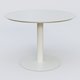Table Basse Fashion Styl piètement colonne en métal et plateau bois. Plateau Blanc (RAL 9010) et pietement Blanc (RAL 9010).