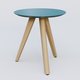 Table Basse Fashion Styl piètement 3 pieds en bois et plateau bois. Plateau Bleu Petrole (RAL 5025) et pietement Chêne.