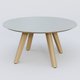 Table Basse Fashion Styl piètement 3 pieds en bois et plateau bois. Plateau Gris (RAL 7038) et pietement Chêne.