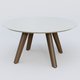 Table Basse Fashion Styl piètement 3 pieds en bois et plateau bois. Plateau Blanc (RAL 9010) et pietement Chêne Moka.