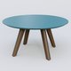 Table Basse Fashion Styl piètement 3 pieds en bois et plateau bois. Plateau Bleu Petrole (RAL 5025) et pietement Chêne Moka.