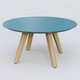 Table Basse Fashion Styl piètement 3 pieds en bois et plateau bois. Plateau Bleu Petrole (RAL 5025) et pietement Chêne.