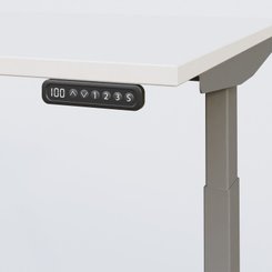 [Pas de famille] - [Pas de sous famille] - Poste solo 140*80 réglable en hauteur éléctriquement de 65-130 cm gamme KPro3. Plateau Blanc et pietement Aluminium.
